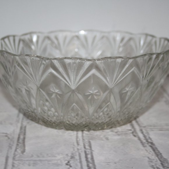 🥣 Vintage Glass Bowl · 8" Wide · 3.75" Tall Clear Glass · Decorative Design · - Picture 5 of 6